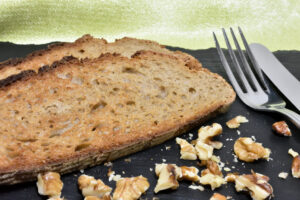Gebratenes Brot mit gerösteten Walnüssen; ein genial einfacher Snack, der auch eine prima Beilage zu Suppen und Eintöpfen ist. Schnell gemacht in weniger als zehn Minuten.
