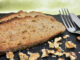 Gebratenes Brot mit gerösteten Walnüssen; ein genial einfacher Snack, der auch eine prima Beilage zu Suppen und Eintöpfen ist. Schnell gemacht in weniger als zehn Minuten.