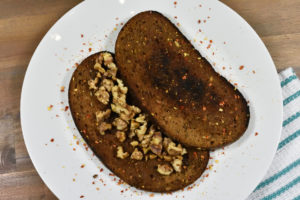 Bratbrot mit gerösteten Walnüssen (und feurig-scharfen Chilliflocken)