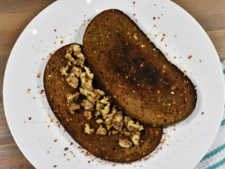 Bratbrot mit gerösteten Walnüssen (und feurig-scharfen Chilliflocken)