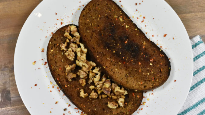 Serviervorschlag: Bratbrot mit gerösteten Walnüssen (und feurig-scharfen Chilliflocken).