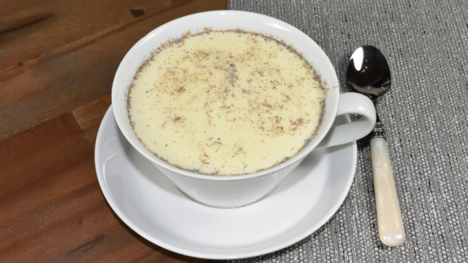 Goldene Milch mit Kardamom Goldene Milch (mit Kardamom), eine Spezialität aus Indien.