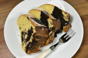 Klassischer Marmorkuchen mit Staubzucker: Unglaublich schokoladig und natürlich vegetarisch.