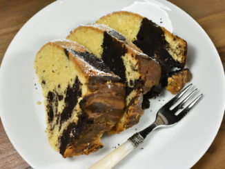 Klassischer Marmorkuchen mit Staubzucker: Unglaublich schokoladig und natürlich vegetarisch.