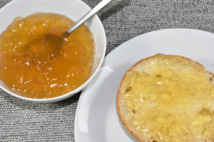 Zum Frühstück oder einfach so: Ein Brötchen mit Gelee aus grünem Tee!