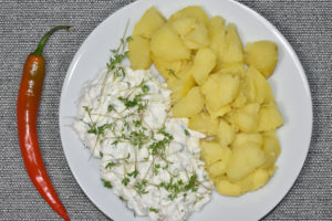Kartoffeln mit frischem Kräuterquark - ein pikanter deutscher Küchenklassiker.