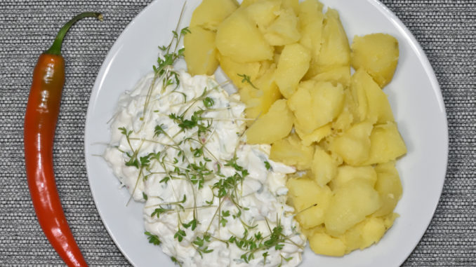 Kartoffeln mit frischem Kräuterquark - ein pikanter deutscher Küchenklassiker.