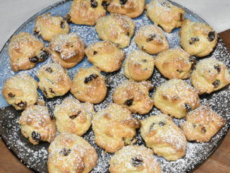 Meine Keks-Felsbrocken sehen einfach zum Anbeißen aus - und es hat Staubzucker geschneit !