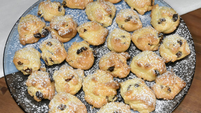 Meine Keks-Felsbrocken sehen einfach zum Anbeißen aus - und es hat Staubzucker geschneit !