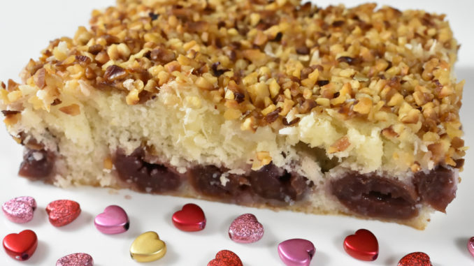Kirsch-Buttermilch-Blechkuchen Mit diesem Kirsch-Buttermilch-Blechkuchen eroberst Du alle Herzen im Sturm...