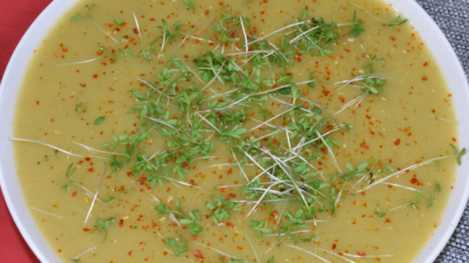 Ein Teller mit cremiger Kartoffelsuppe - was will man mehr Ein Teller mit cremiger Kartoffelsuppe - was will man mehr ?