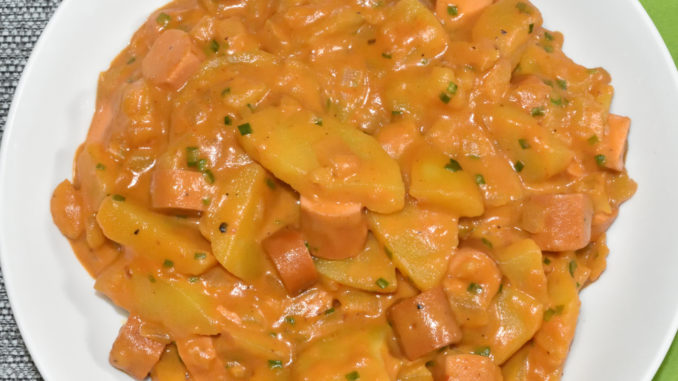 Vegetarischer Wursttopf mit Kartoffeln, Zwiebeln und vegetarischen Würstchen Vegetarischer Wursttopf mit Kartoffeln, Zwiebeln und vegetarischen Würstchen.