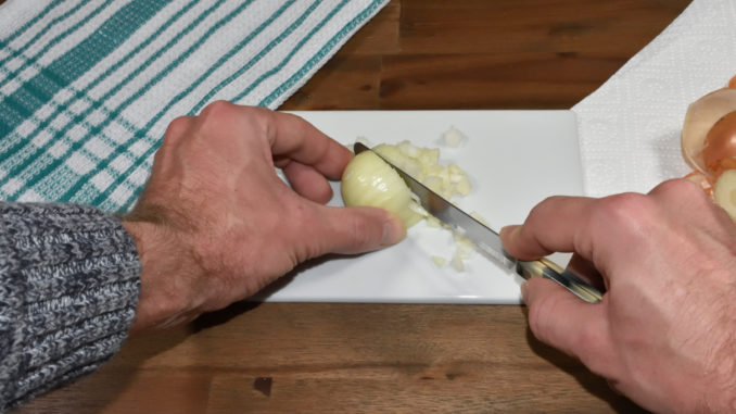 Beinahe fertig: Die Zwiebelwürfel entstehen.