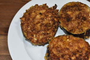 Ein schneller Snack: Mit fein gebröselten Kartoffelchips panierte Auberginen.