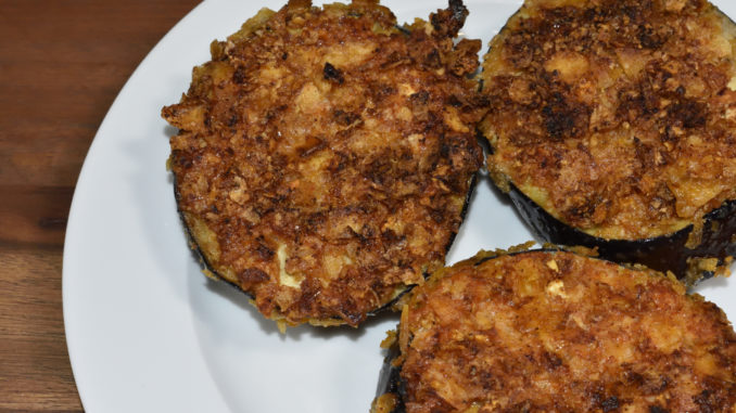 Ein schneller Snack: Mit fein gebröselten Kartoffelchips panierte Auberginen.