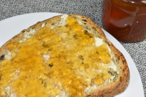 Ein englisches Frühstück mal anders: Schwarzer Tee als Gelee auf dem Brot.