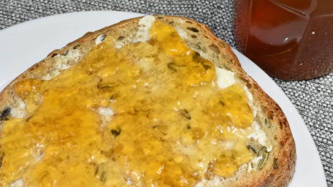 Eine Scheibe Brot mit Gelee aus schwarzem Tee Ein englisches Frühstück mal anders: Schwarzer Tee als Gelee auf dem Brot.