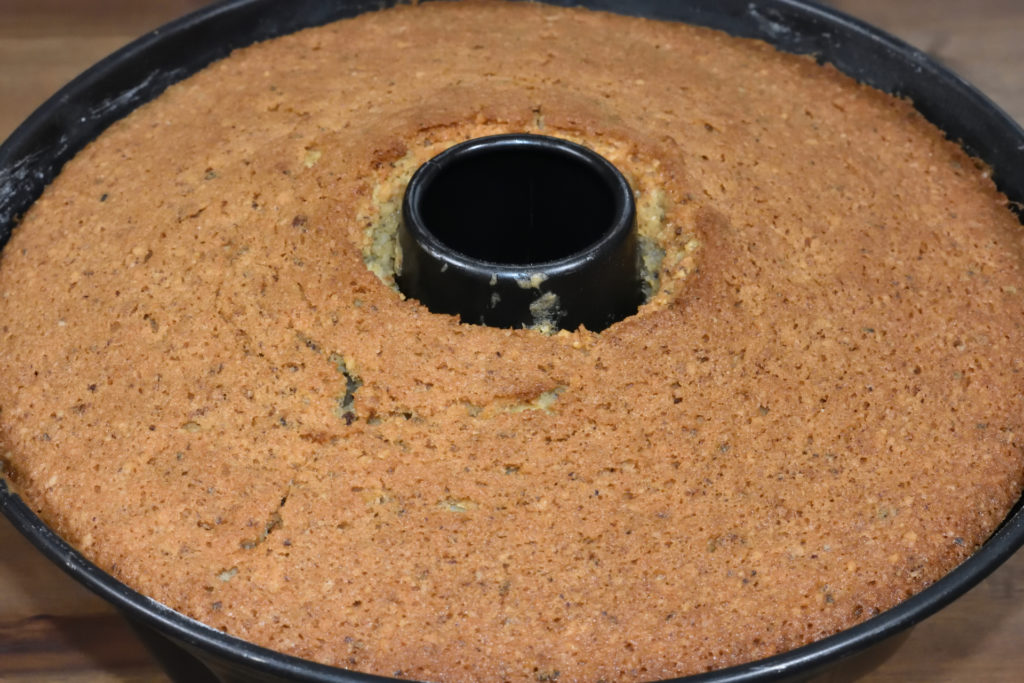 Nuss-Rührkuchen nach dem Backen | Ist der Teig so schön gleichmäßig gebräunt, kann der Kuchen aus dem Ofen.