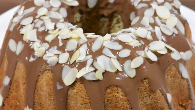 Nuss-Rührkuchen mit Schokoglasur und Mandelsplitter... wer will das erste Stück ?