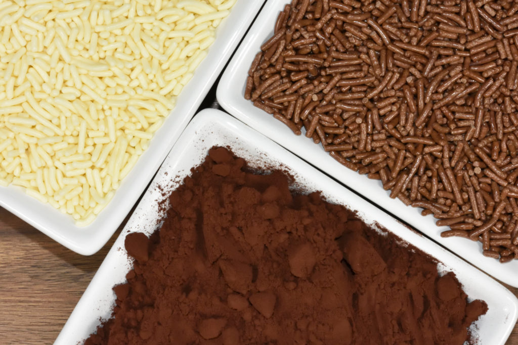 Beste Zutaten: Kakaopulver und Schokostreusel | Mit Schokostreuseln oder Kakaopulver verleihst Du Deinen Pralinen den letzten Schliff.