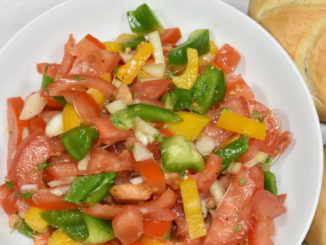 Gemüse, angemacht - das anmacht: Tomatensalat mit Paprika und Zitronen-Dressing.