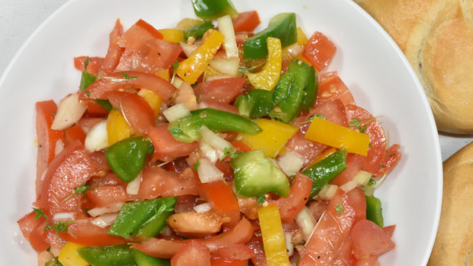 Gemüse, angemacht - das anmacht: Tomatensalat mit Paprika und Zitronen-Dressing.