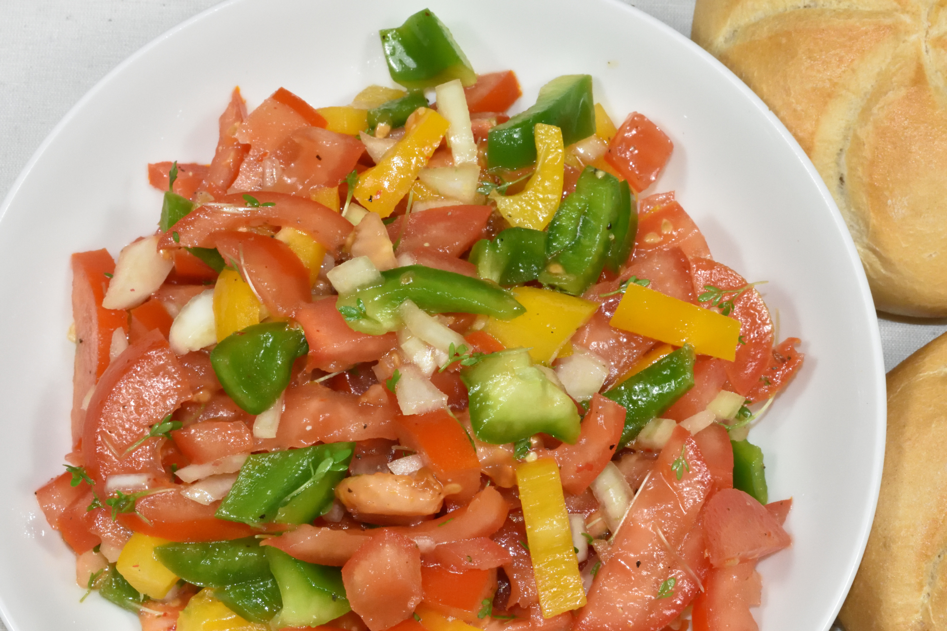 Tomatensalat mit Paprika und Zitronen-Dressing | Veggie Tobi