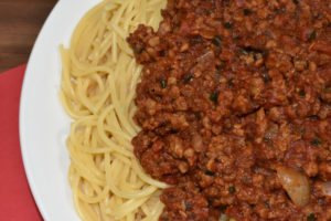 Ein leckeres Essen für Groß und Klein: Spaghetti mit Tomaten-Sojahack-Sauce.