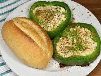 Schneller Snack, witzig serviert: Spiegeleier in Paprika mit Brötchen.