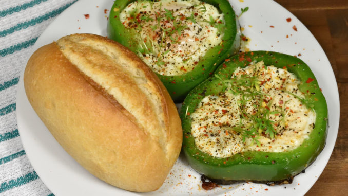 Schneller Snack, witzig serviert: Spiegeleier in Paprika mit Brötchen.