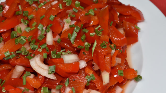 Tomatenpaprika-Salat - gesunder Quickie für Kalorienbewusste ! (Und schmecken tut er natürlich auch...)