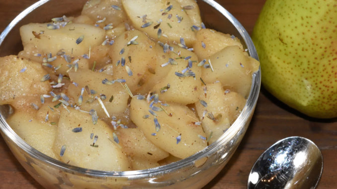 Kompott aus Birnen und Banane mit Lavendel Französische Lebensart trifft auf einen typisch deutschen Nachtisch - Birnenkompott verfeinert mit Lavendelblüten.