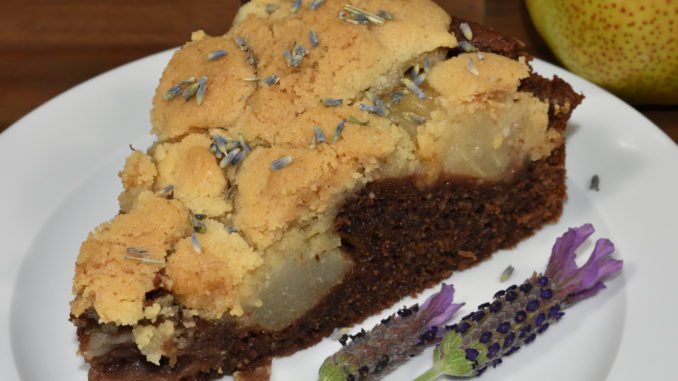 Birnenkuchen mit Lavendel So stellt man sich einen perfekten Sommertag in Frankreich vor - auf der Terrasse sitzen, mit einer großen Tasse Café au Lait und einem Stück Lavendelkuchen.