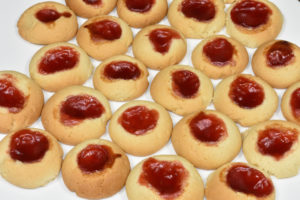 Kaffeegebäck einfach selbstgemacht: Plätzchen mit feiner Erdbeermarmelade gefüllt.