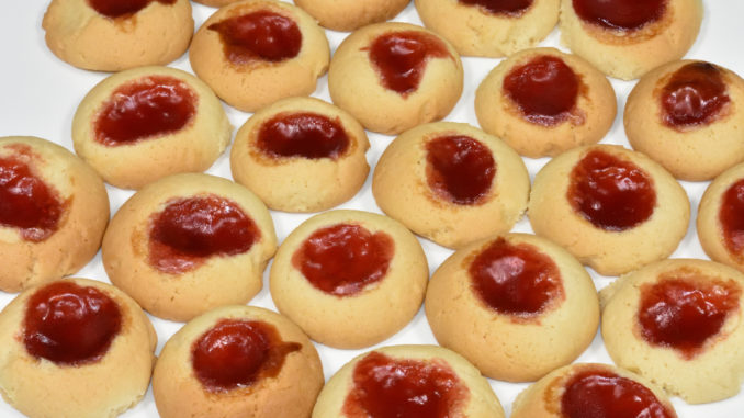 Kaffeegebäck einfach selbstgemacht: Plätzchen mit feiner Erdbeermarmelade gefüllt.