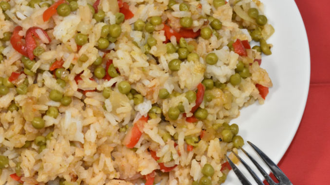 Reis mit Erbsen und Paprika Da ist der Nachschlag schon fest eingeplant: Leckerer Jasminreis mit Erbsen und Paprika.