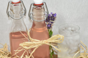 Die Provence in Flaschen: Lavendelsirup verfeinert Getränke und Süßspeisen.