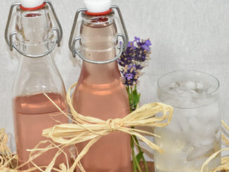 Die Provence in Flaschen: Lavendelsirup verfeinert Getränke und Süßspeisen.