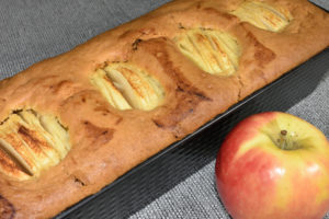 Mein Apfel-Rosinen-Kuchen ist perfekt gebacken; auch wenn für einen Apfel leider kein Platz mehr war.