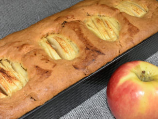 Mein Apfel-Rosinen-Kuchen ist perfekt gebacken; auch wenn für einen Apfel leider kein Platz mehr war.