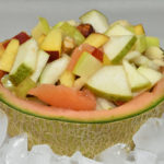 Perfekt für jede Party: Mein sommerlich-leichter Obstsalat mit (und in) Cantaloupe-Melone auf Eis.