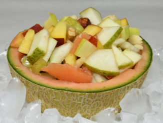 Perfekt für jede Party: Mein sommerlich-leichter Obstsalat mit (und in) Cantaloupe-Melone auf Eis.