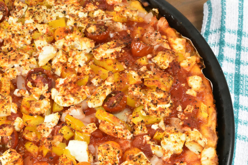 Fruchtige Tomaten-Feta-Pizza | Schmeckt nach Urlaub in Griechenland und viel Sonne - meine leckere Pizza mit einem Boden aus selbstgemachtem Hefeteig.