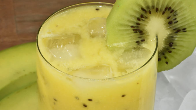 Bananen-Kiwi-Smoothie Dieser sonnengelbe Drink macht nicht nur gute Laune, sondern gibt Dir auch sofort jede Menge Energie !