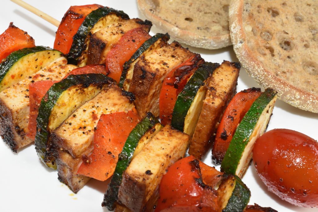 Tofu-Grillspieße mit Paprika und Zucchini | Perfekt für Grill und Pfanne - leckere Tofugrillspieße mit frischem Gemüse.