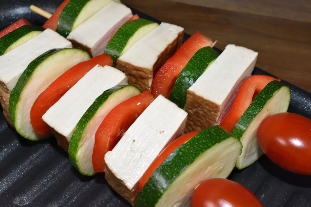 Tofu-Grillspieße mit Paprika und Zucchini - unmariniert | Die fertigen Grillspieße werden mit Marinade bestrichen und sollten vor dem Grillen etwas ruhen.