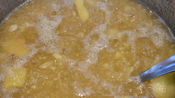 Damit das Geliermittel Pektin seine Wirkung entfaltet, muss die Marmelade mehrere Minuten lang stark sprudelnd kochen. Detaillierte Angaben findest Du auf der Packung des Gelierzuckers.