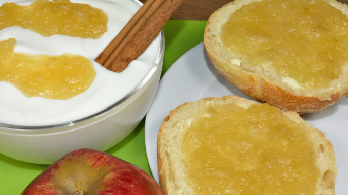 Apfelmarmelade - mal klassisch auf's Brötchen, mal als Topping zu einer Schale Joghurt.
