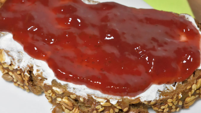 Marmeladenbrot Mmmh, da möchte man doch am liebsten sofort reinbeißen - ein leckeres Brot mit Erdbeermarmelade. Oder ist es Konfitüre? Fruchtaufstrich? Vielleicht sogar Gelee? Hauptsache, es schmeckt! :-)