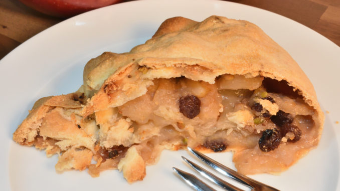 Walnuss-Apfelstrudel mit Rosinen und Pistazien Heute gibt's eine österreichische Spezialität - saftiger Apfelstrudel mit einem knusprigen Teigmantel !